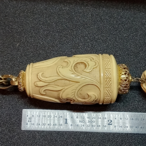 * vintage Crown Trifari Marco Polo carved lucite faux ivory gold tone necklace - Picture 2 of 7